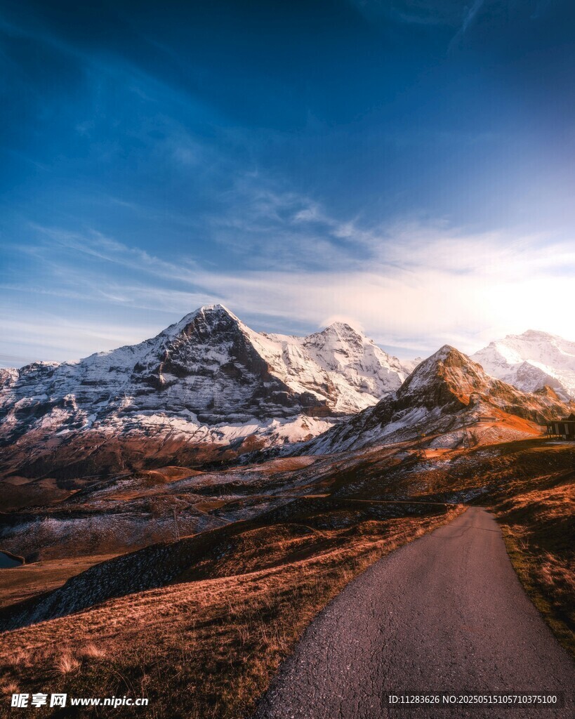 山间公路旁的壮丽雪山景