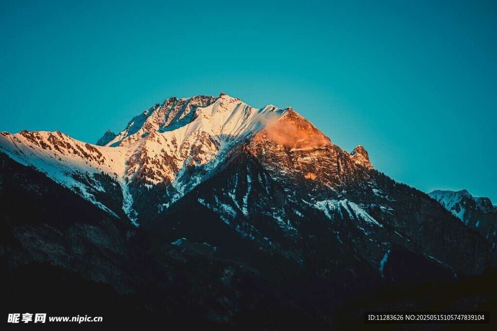 雪山日出美景
