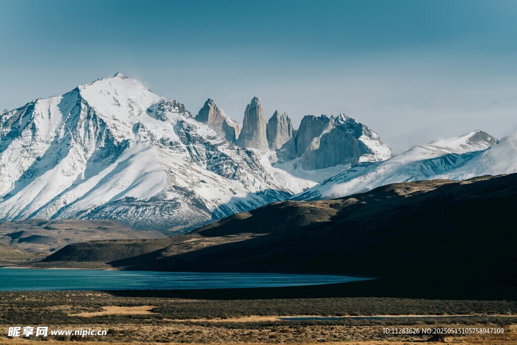 壮丽雪山湖泊自然景观