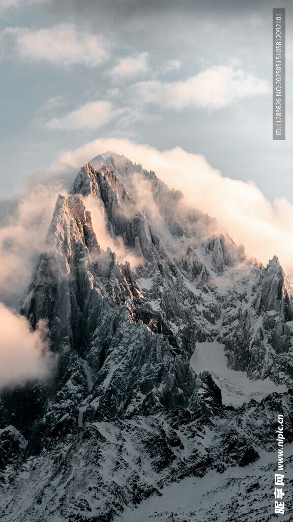 雪山云雾缭绕的壮美景观