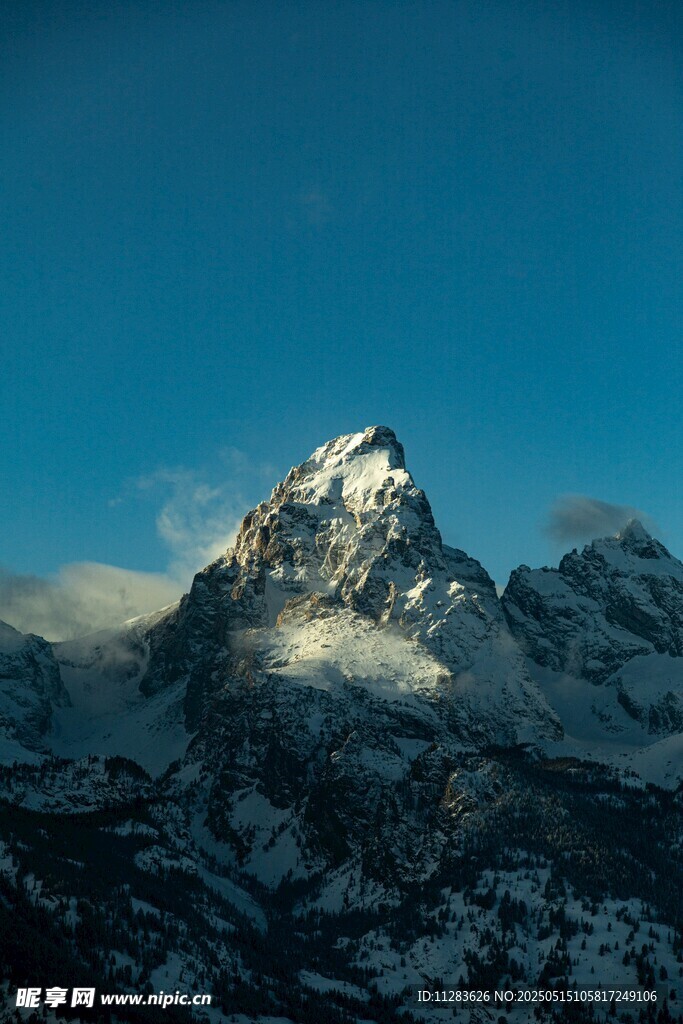 巍峨雪山映蓝天