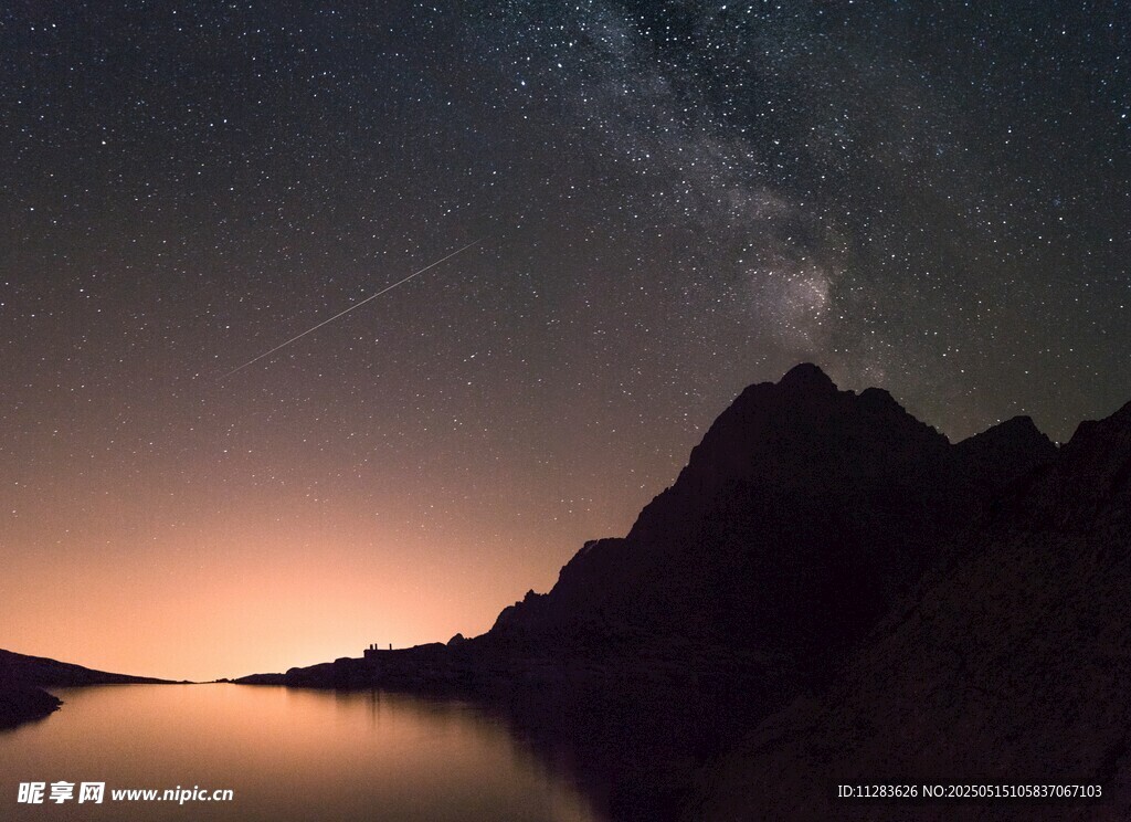 湖畔星空下的壮美山景