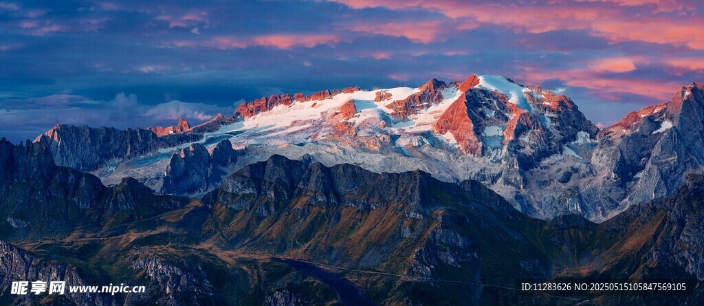 壮丽雪山日出美景