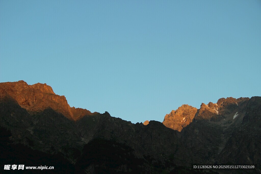 夕阳下的壮丽山峦