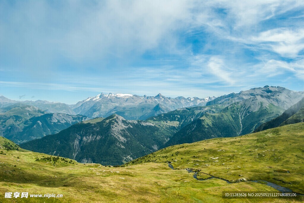 高山绿野间的壮丽风光