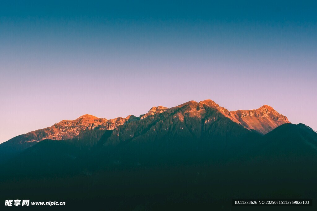 夕阳下的壮丽山脉