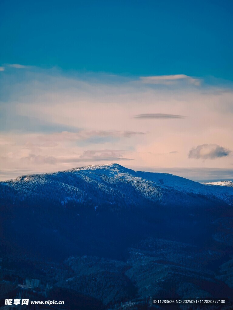 壮丽山景与蓝天云彩