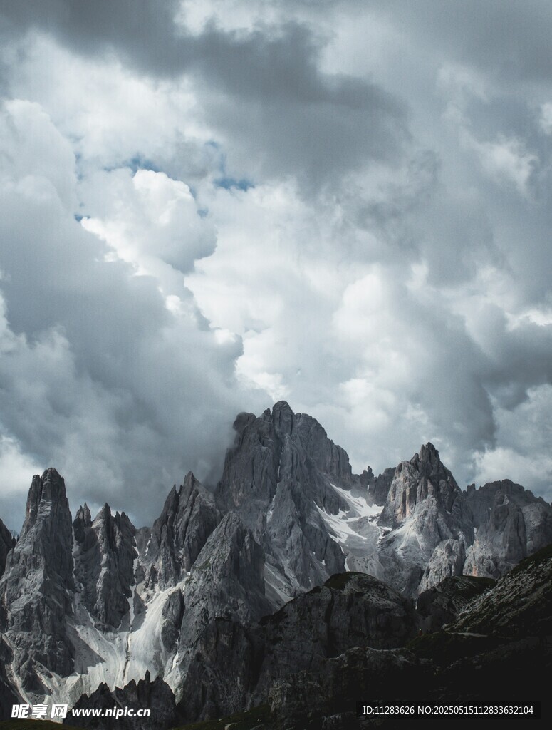 云雾缭绕的壮丽山峰