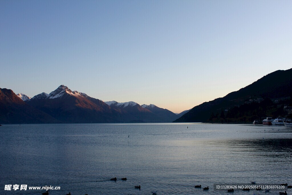 湖畔山景 静谧自然风光