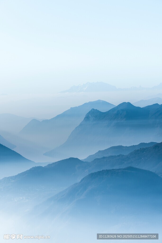 雾霭中的连绵山脉