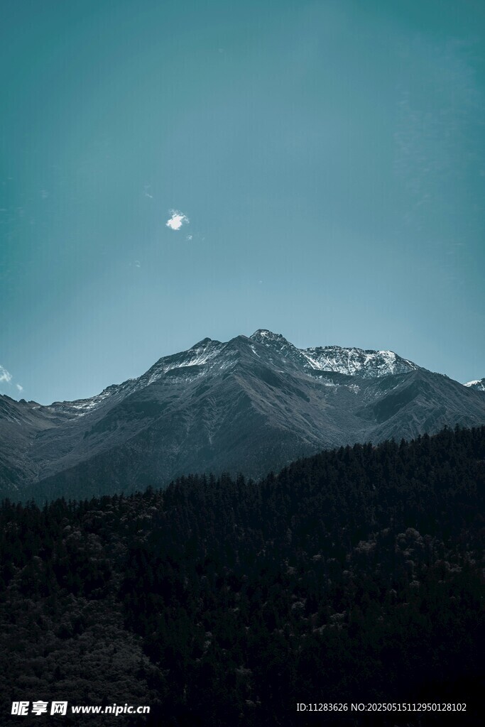 月夜下的山峦美景