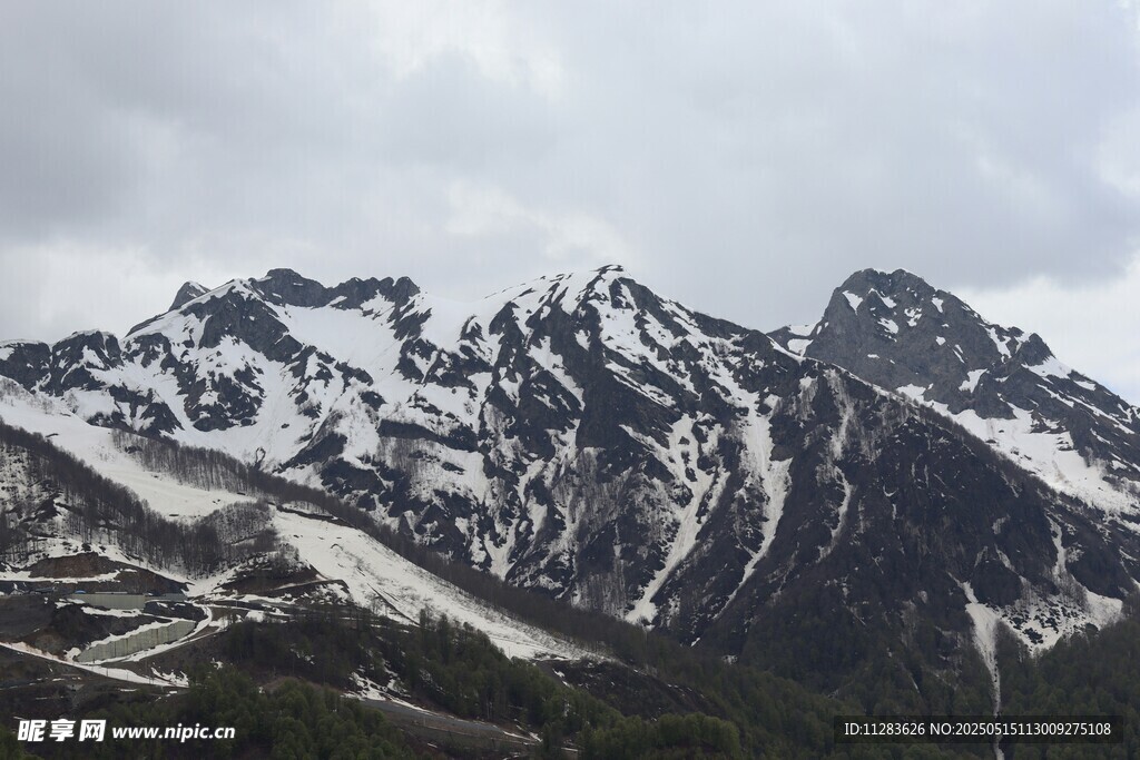巍峨雪山壮丽自然景观