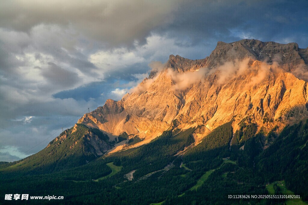 夕阳下壮丽的巍峨山峰