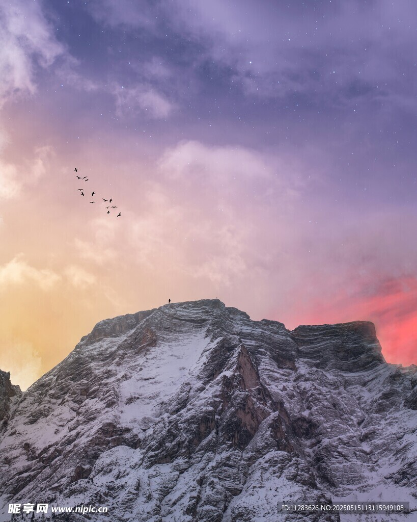 雪山之巅的梦幻霞光