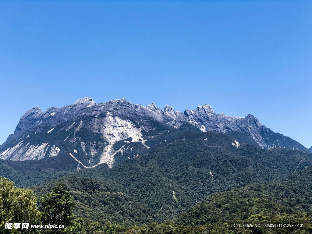巍峨壮丽的高山景观