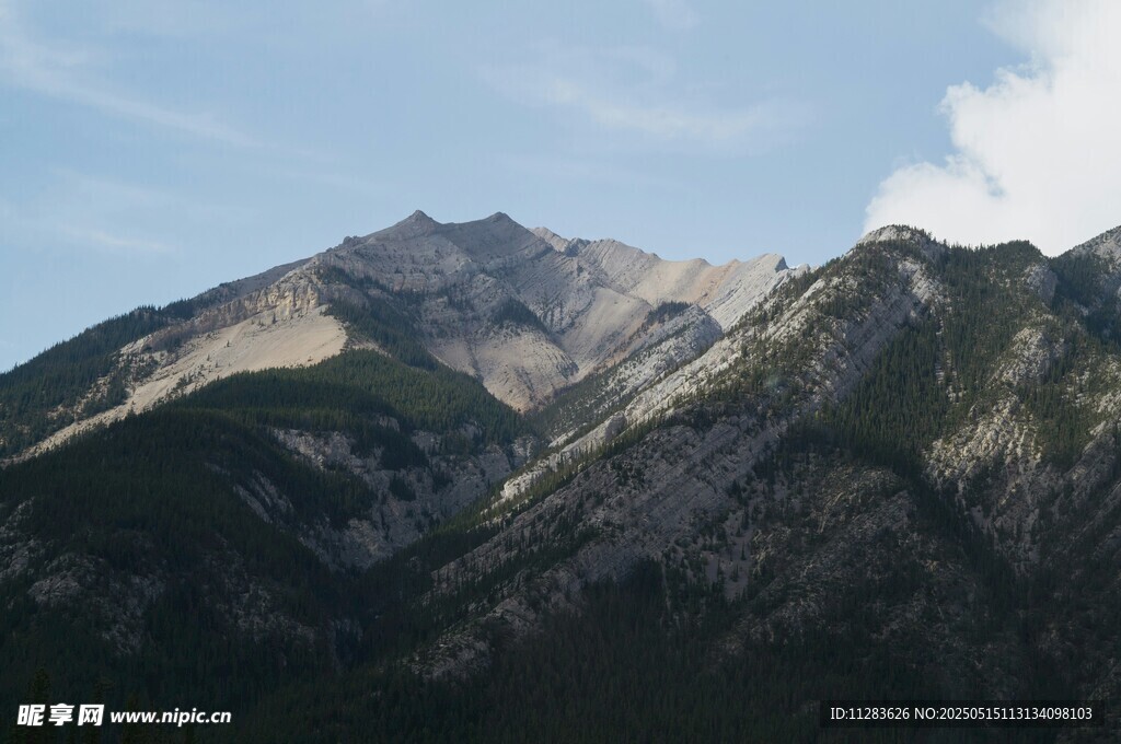 壮丽巍峨的高山景色