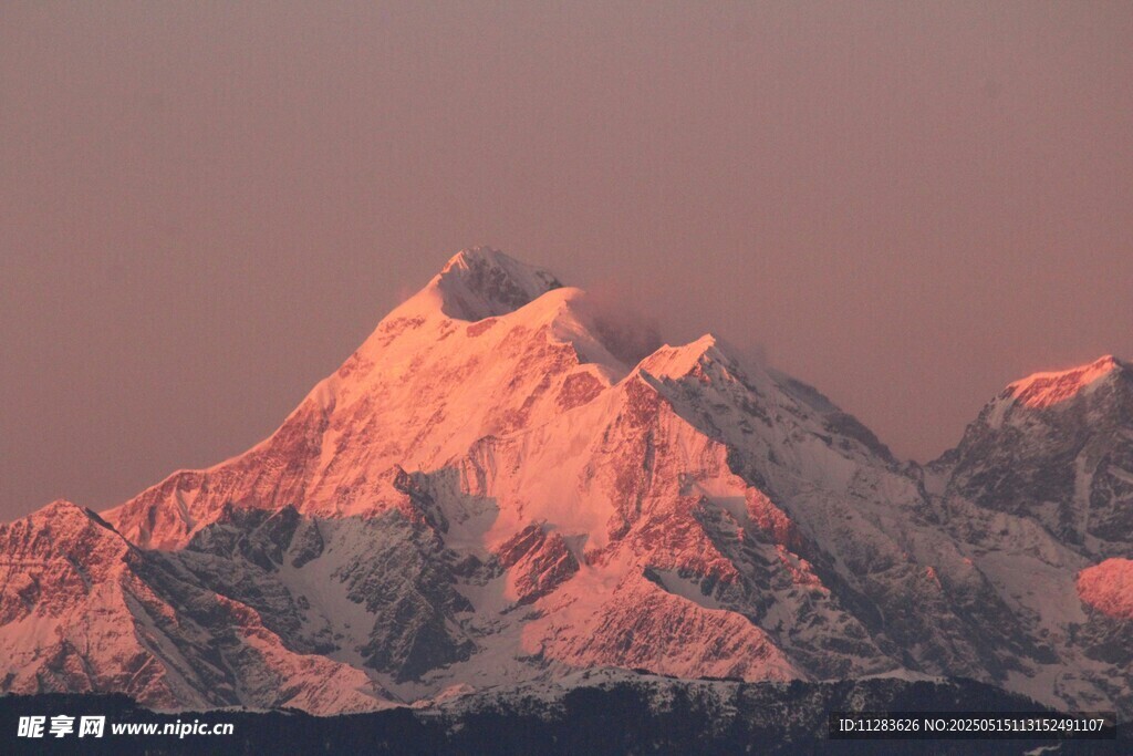 夕阳下的壮丽雪山