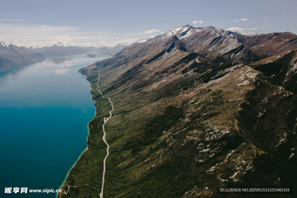 高山湖畔美景