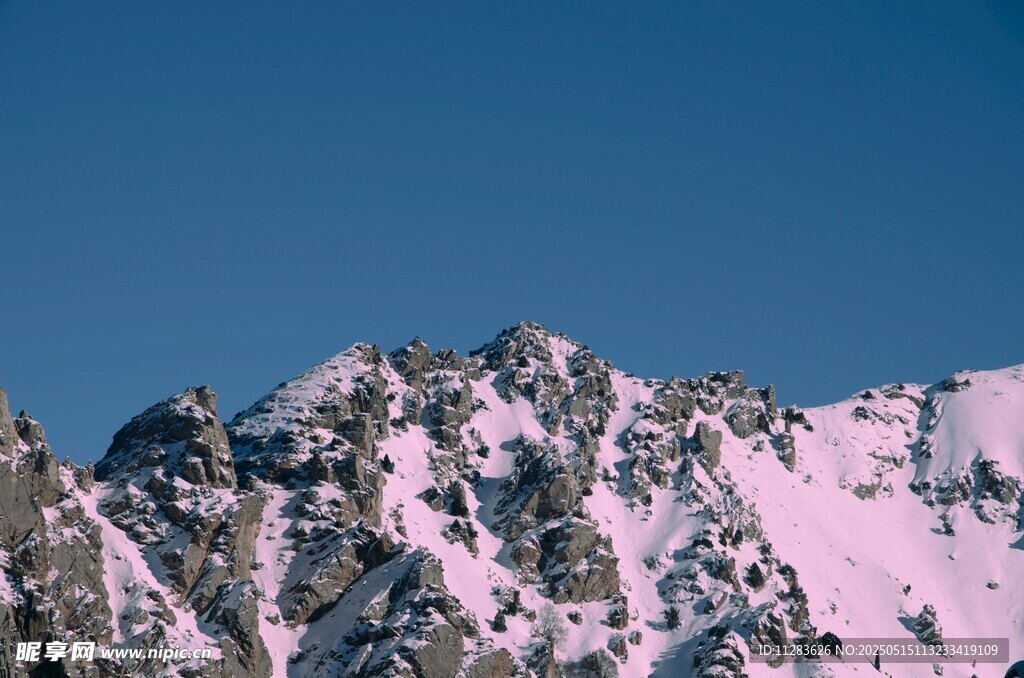 雪山之巅的壮丽景致