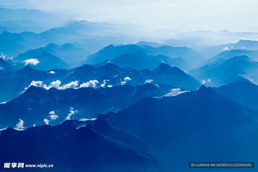 壮丽群山蓝色梦幻景致