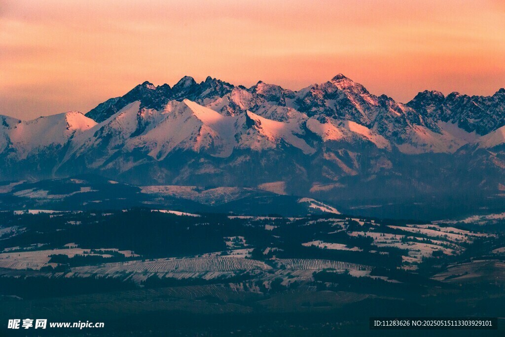 夕阳下的壮丽雪山景观