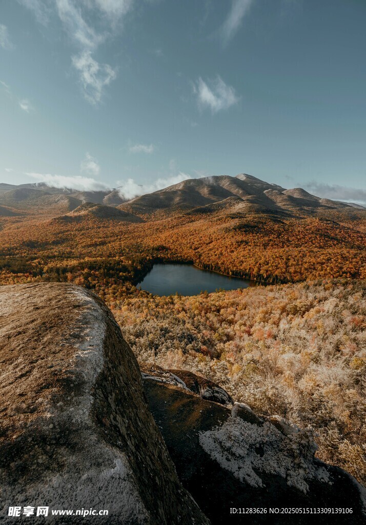 山间湖畔美景