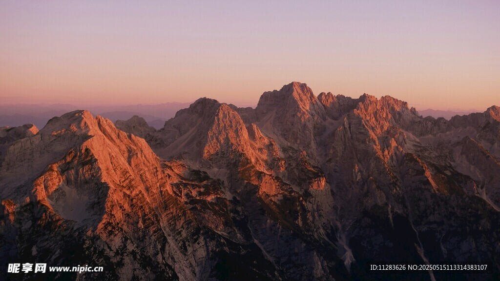 夕阳下的壮丽山峦