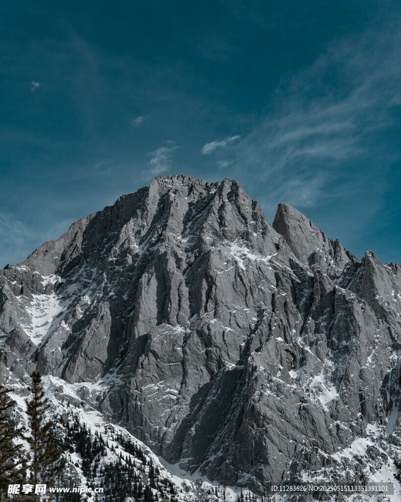 巍峨雪山壮丽景致
