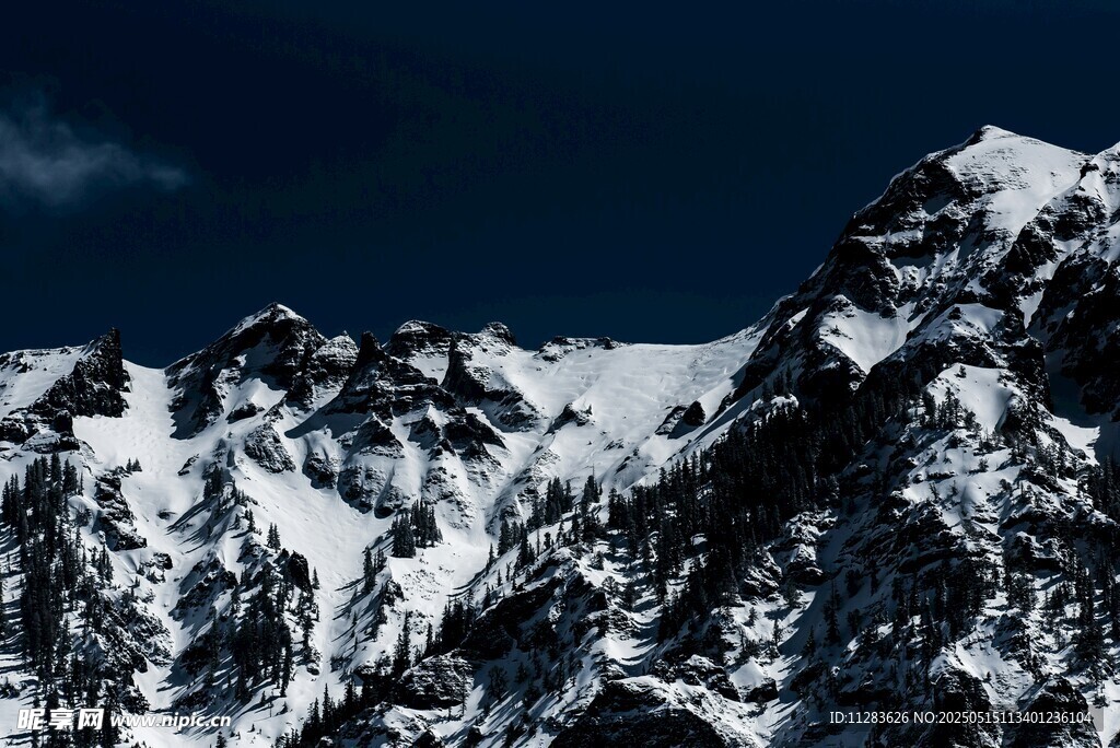 巍峨雪山壮丽景致