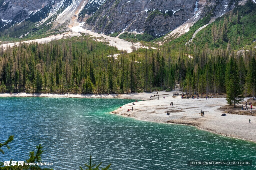 湖畔山林美景