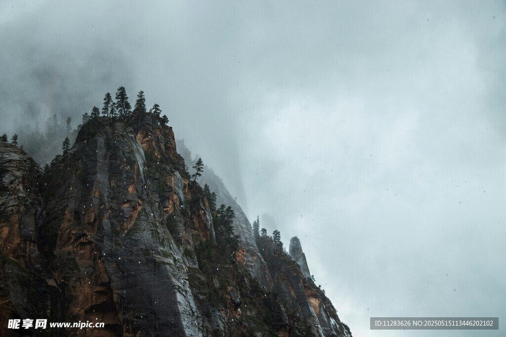 云雾缭绕的巍峨山峰