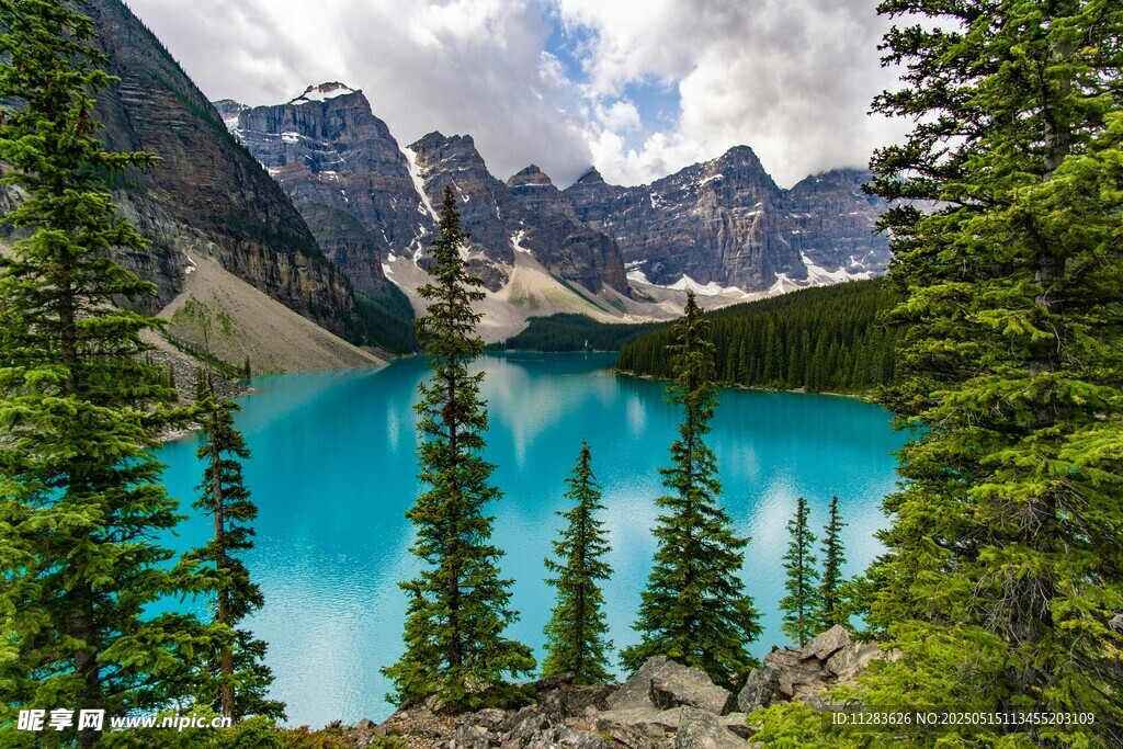 梦幻蓝湖与山林美景