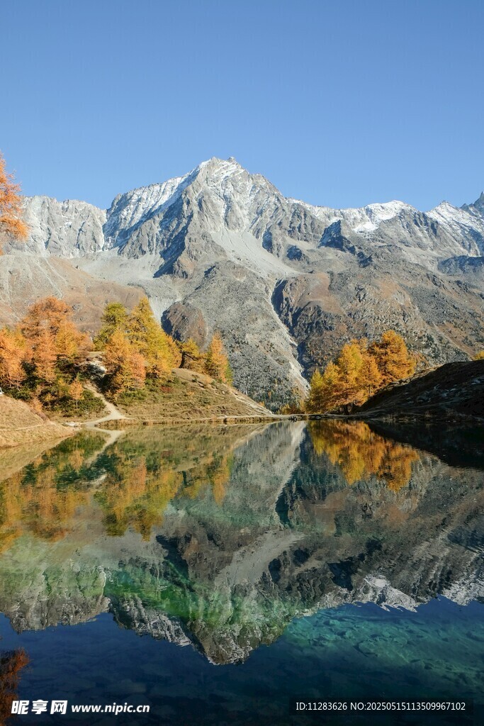 秋日山间湖景绝美风光