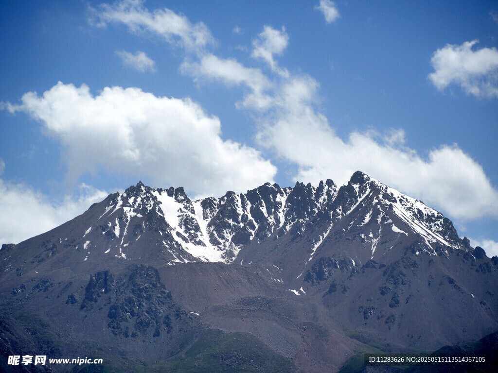 巍峨雪山蓝天白云美景