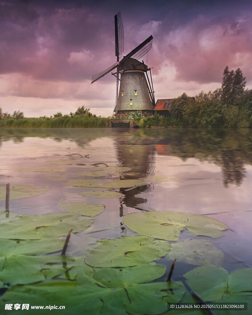 湖畔风车美景