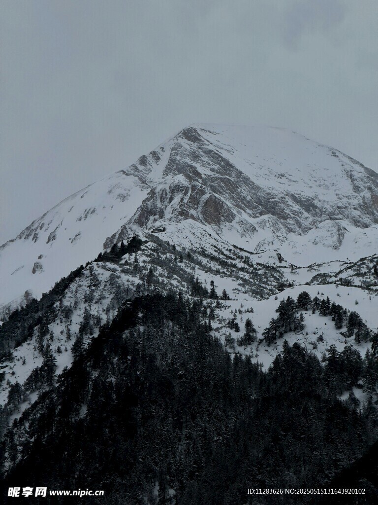雪山巍峨壮丽景观