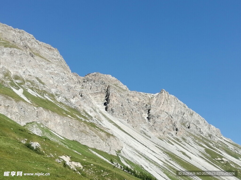 高山草甸蓝天壮丽景致