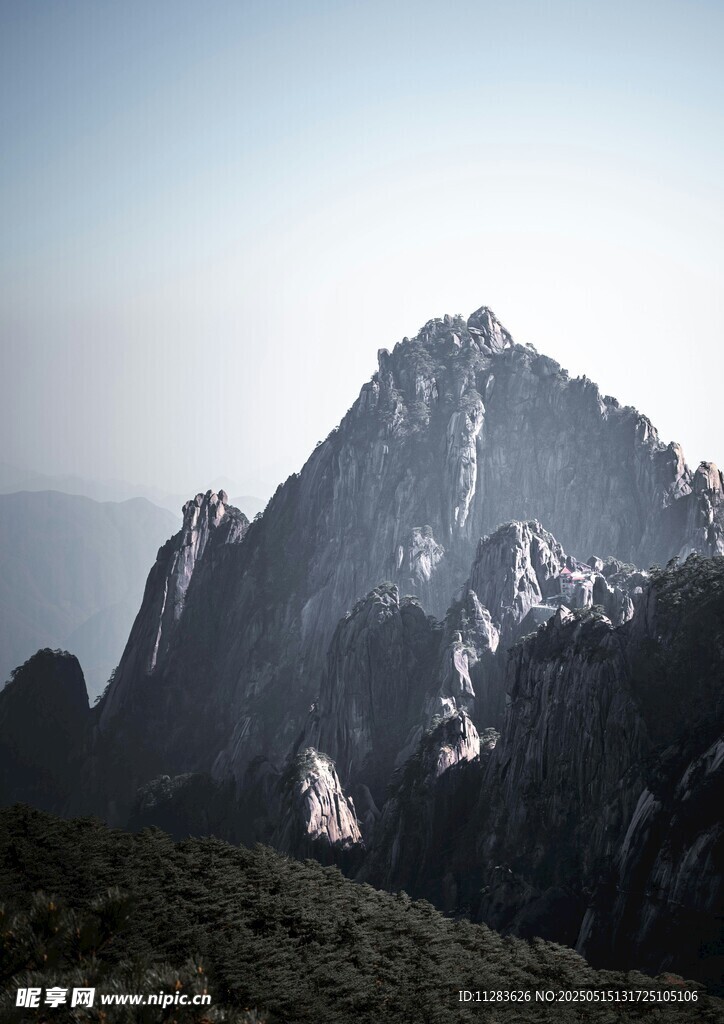 巍峨雪山壮丽景致