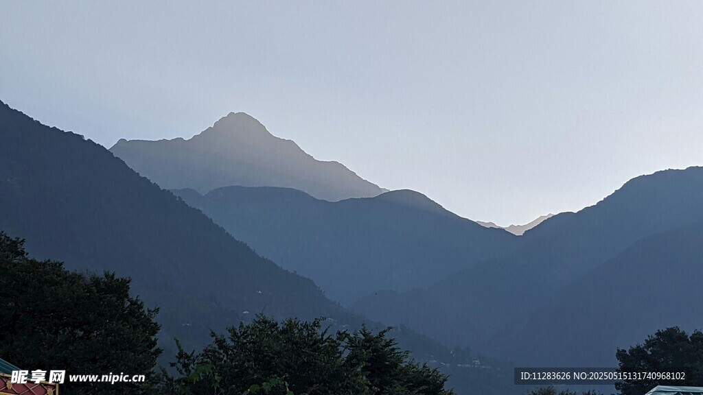 远山暮色
