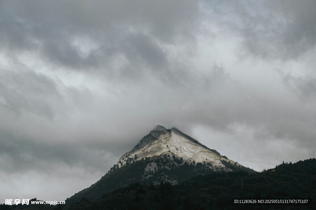 云雾缭绕的巍峨雪山
