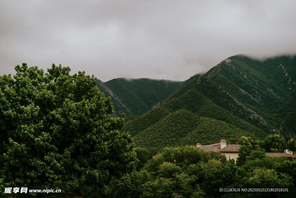 山间绿意中的隐秘建筑