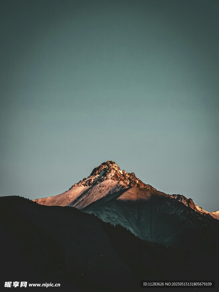 晨光下的巍峨山峰