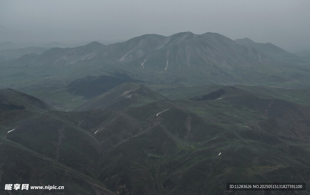 雾中群山远景