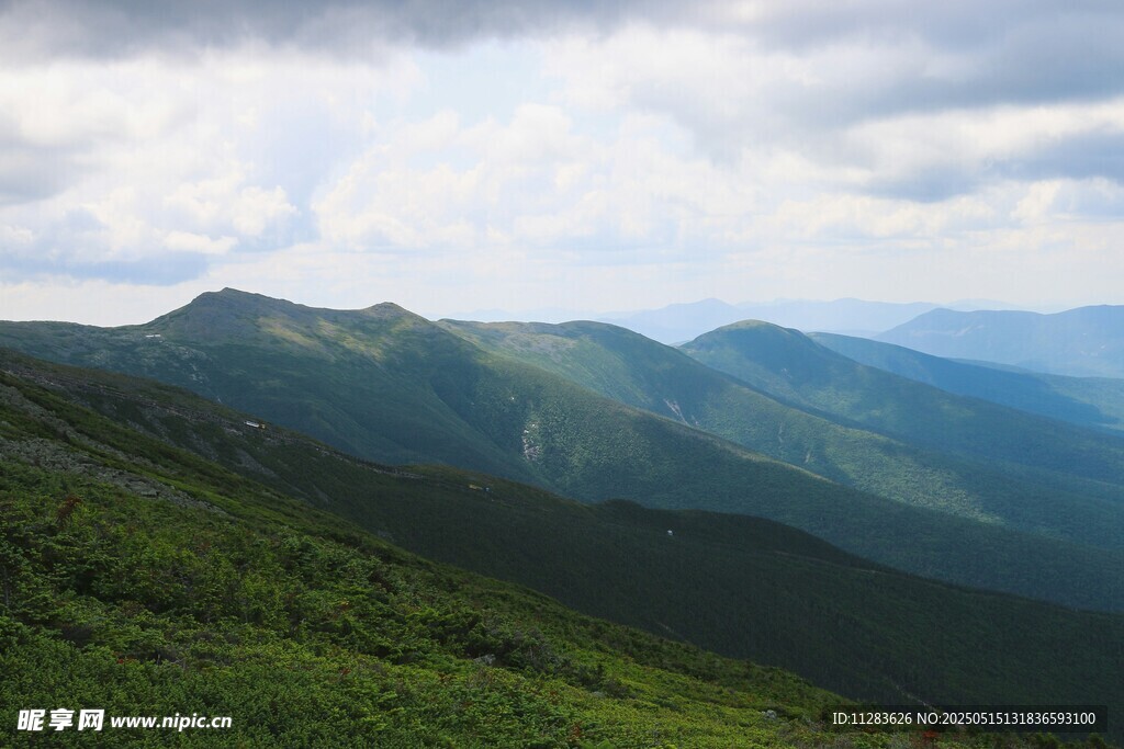 山峦叠翠的壮美自然景观