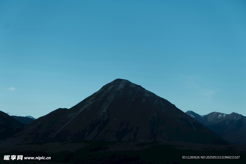 蓝天映衬下的巍峨山峰
