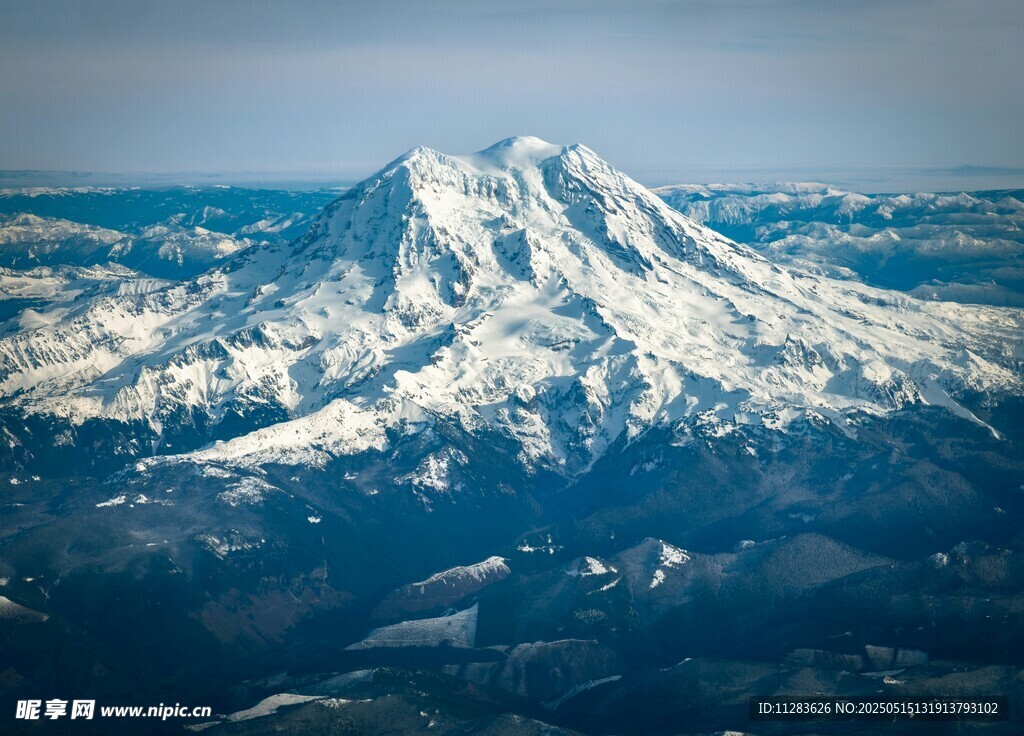 巍峨雪山壮丽景观