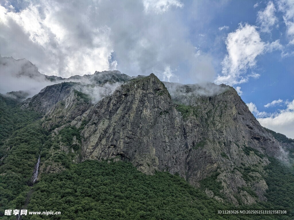 巍峨青山云雾缭绕美景