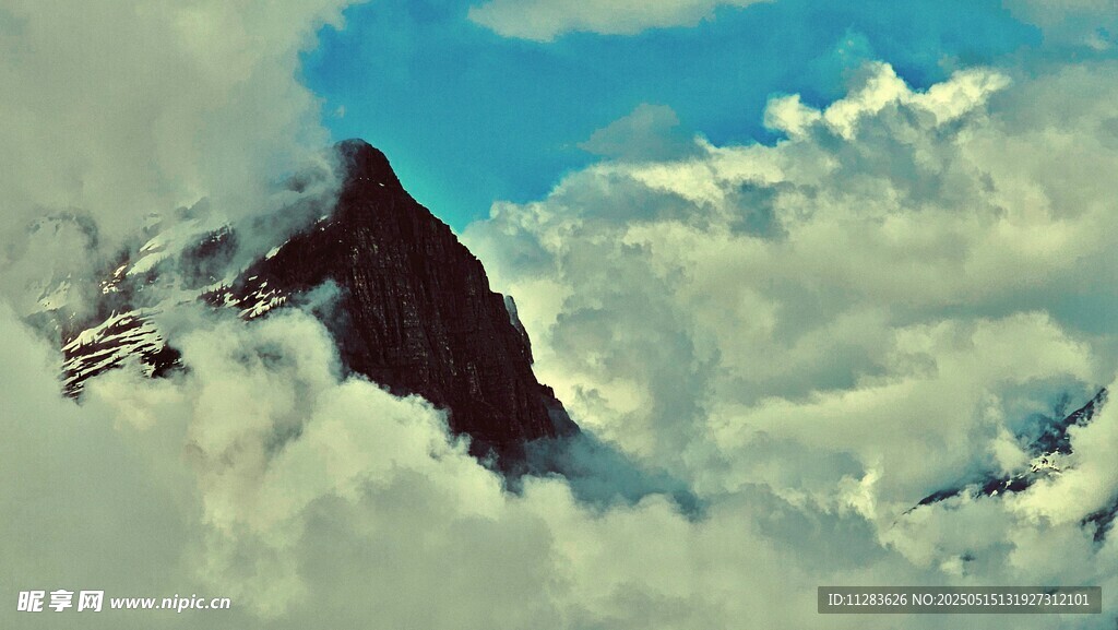 云雾缭绕中的巍峨山峰