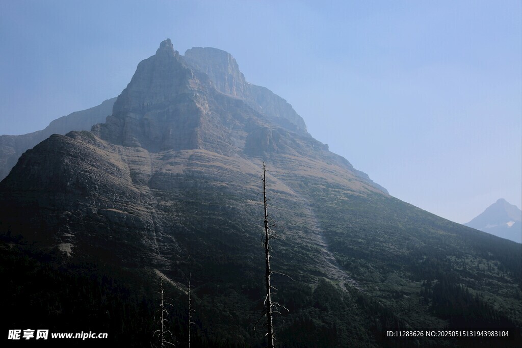 巍峨高山景致
