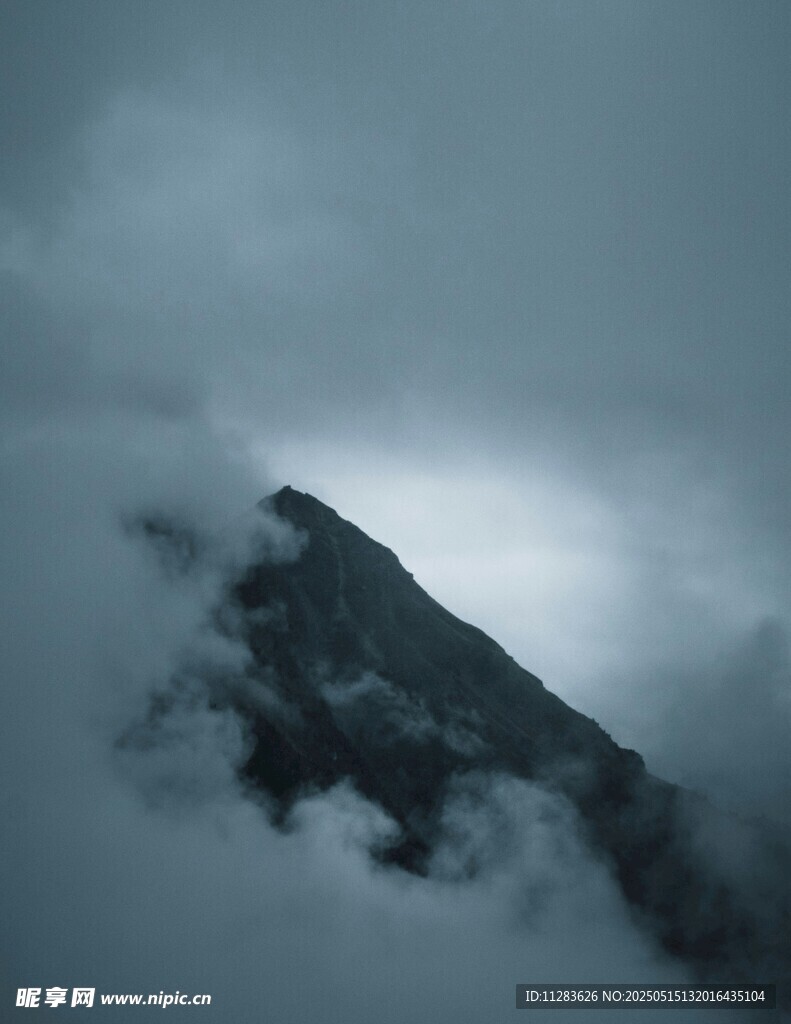 云雾缭绕中的巍峨山峰